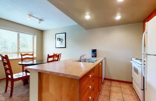 Whistler Cay Heights Apartamento | 2 Bedroom Suite w/ Kitchen and Hot Tub in Village