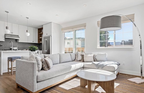 Solvang Apartamento | 2 Bedroom Suite with Private Yard & Off-Street Parking. Full kitchen & living.