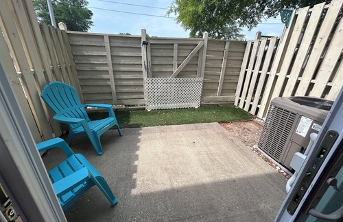 North Myrtle Beach Casa | 2-bedroom townhome in charming Cherry Grove, a 4 minute drive to the beach!