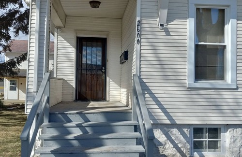 South Chicago Heights Apartamento | 2-bedroom apartment in South Chicago Heights with AC.