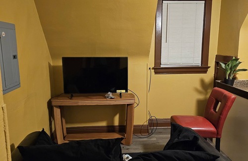 South Chicago Heights Apartamento | 2-bedroom apartment in South Chicago Heights with AC.