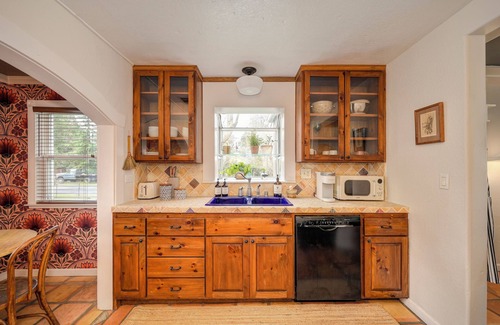 Folsom Casa | 2-bedroom vintage bungalow in historic Folsom