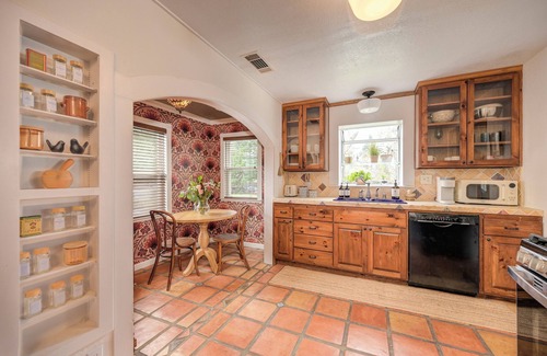 Folsom Casa | 2-bedroom vintage bungalow in historic Folsom