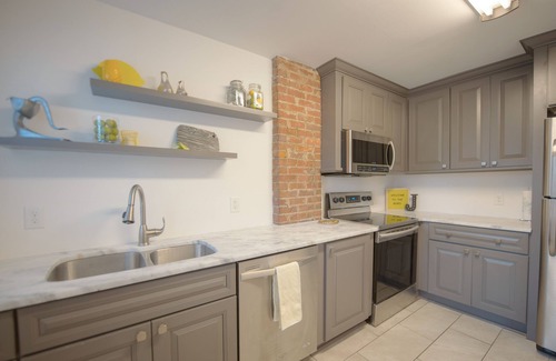 Murfreesboro Casa | Acogedora histórica Main Street 2BR con porche proyectado