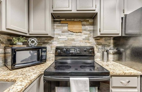 Oklahoma City Condominio | 2-bedroom Wooded view condo in awesome NW OKC in Bluff creek. Entire condo