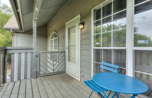 Oklahoma City Condominio | 2-bedroom Wooded view condo in awesome NW OKC in Bluff creek. Entire condo