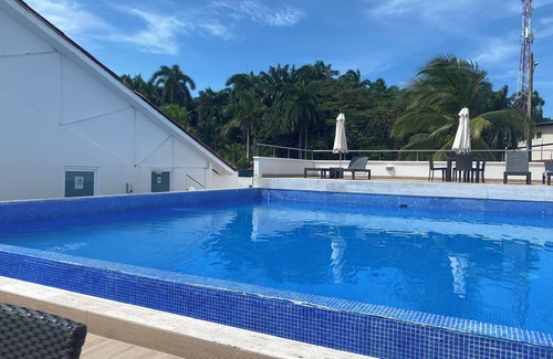 Fort Sherman Alquiler De Eote | 2-bedroom yacht in Shelter Bay Marina with pool, fitness room, AC on board.