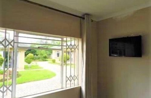 Harare Apartamento | 2 bedroomed apartment with en-suite and kitchenette - 2065