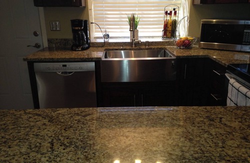 Villa De Paz Condominio | 2 bedrooms & 1 full bathrooms in Glendale