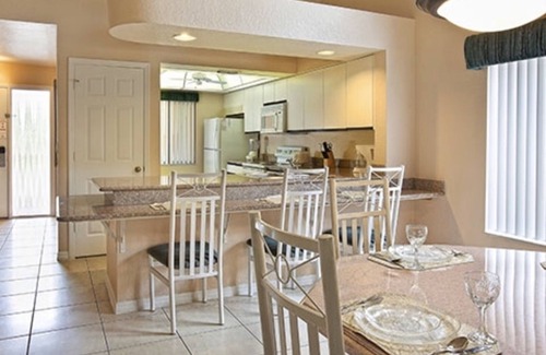 West Kissimmee Villa | 2 dormitorios y 2 baños para dormir 8 (2 millas de Disney World)