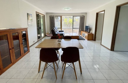 St. Albans Casa | 2 bedrooms back unit with large backyard