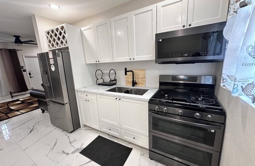 Nassau Apartamento | 2-bedrooms family friendly rental to enjoy in Nassau with AC and quietness.