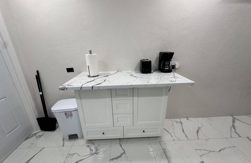 Nassau Apartamento | 2-bedrooms family friendly rental to enjoy in Nassau with AC and quietness.