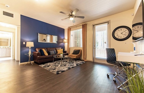 Camarillo Apartamento | 2 Bedrooms ✦ King Beds ✦ Wi-Fi ✦ Pool ✦ Gym