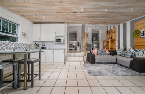 Port Elizabeth Cabaña | 2-Bedrooms*Kitchenette*Living Area*Covered Deck*Sea Views*BBQ Facilities