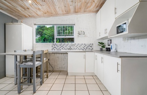 Port Elizabeth Cabaña | 2-Bedrooms*Kitchenette*Living Area*Covered Deck*Sea Views*BBQ Facilities