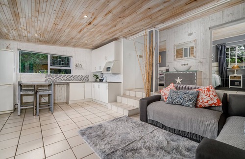 Port Elizabeth Cabaña | 2-Bedrooms*Kitchenette*Living Area*Covered Deck*Sea Views*BBQ Facilities