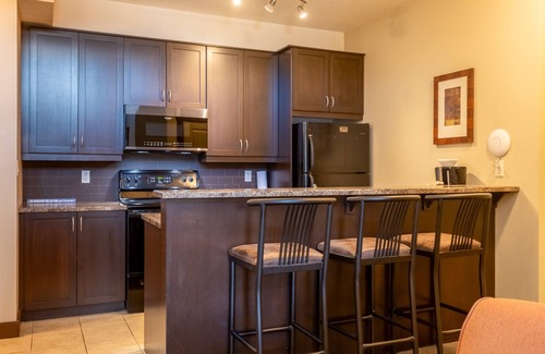 East Kootenay Condominio | Hot Tub, Pool & Steam Room | Mountain Views