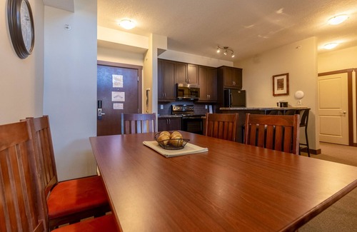 East Kootenay Condominio | Hot Tub, Pool & Steam Room | Mountain Views