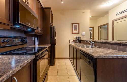 East Kootenay Condominio | Hot Tub, Pool & Steam Room | Mountain Views