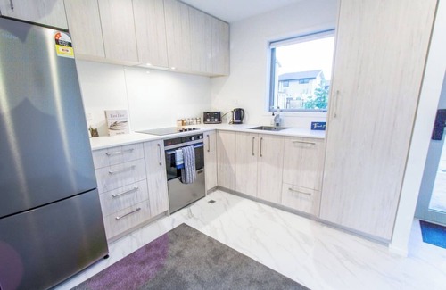 Upper Riccarton Casa | 2 Bedrooms Overlooking Park - Exquisite Views