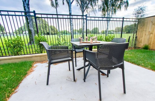 Upper Riccarton Casa | 2 Bedrooms Overlooking Park - Exquisite Views