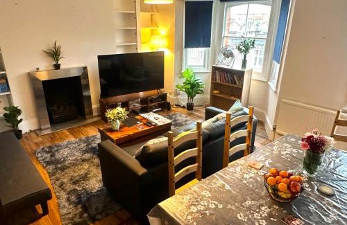 Earl's Court Apartamento | 2 Bedrooms Plus Spacious Lounge Delightful Apartments by Kensington & Chelsea Desirable Locations SW