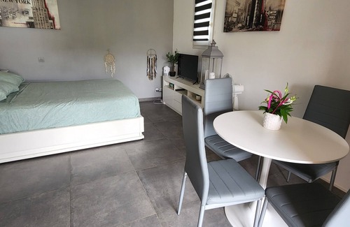 Boulouris-sur-Mer Cama Y Desayuno | 2 bedrooms with private bathroom and kitchen in shared villa with swimming pool