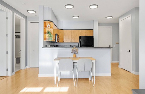 Mission District Condominio | 2 Beds, Downtown River Condo: AC, Near Saddledome, Free Underground Parking