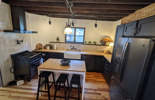 Historic Montford Casa | 2 Block to downtown. Victorian Bungalow Meets Chic Urban Loft