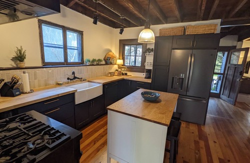 Historic Montford Casa | 2 Block to downtown. Victorian Bungalow Meets Chic Urban Loft