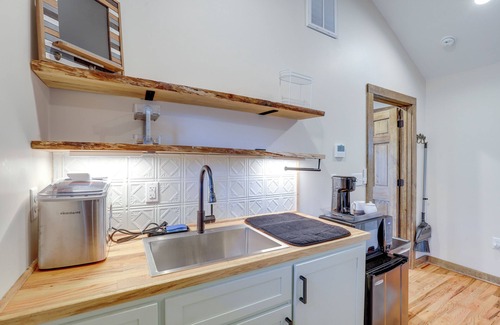 Hot Springs Cabina | 2 Blocks to Appalachian Trail: Updated Cabin!