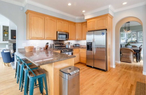 El Granada Casa | 2 Blocks to ocean, steps to beach, ocean view, hot tub, coastal trail, BBQ