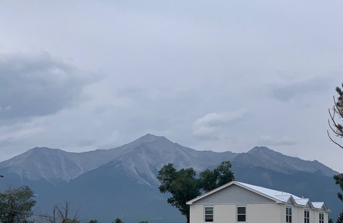 Buena Vista Condominio | 2 bm newly reno condo w/AMAZING Mt. view & 2 blks fr main st /Arkansas River