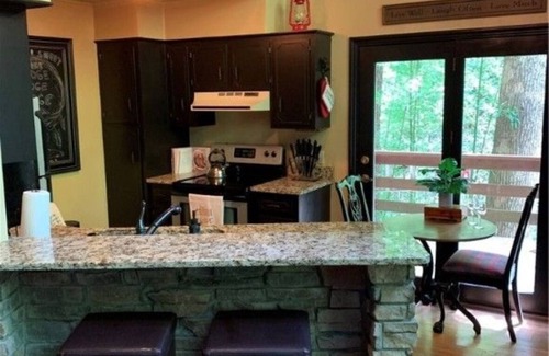 Deep Gap Chalet De Esquí | 2BR, 2 BA rustic mountainside cabin near Boone and Blowing Rock