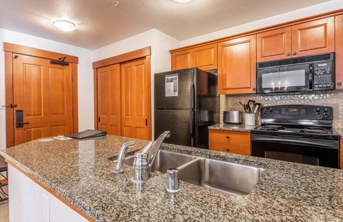 Mammoth Lakes Condominio | 2 dormitorios / 2 baños condominio de lujo en el pueblo, Grand Sierra Lodge, a pasos de la góndola