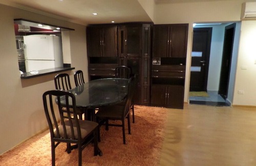 Agouza Apartamento | 2 BR Apt 3nd Floor with Balcony In Mohandessin