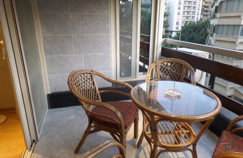 Agouza Apartamento | 2 BR Apt 3nd Floor with Balcony In Mohandessin
