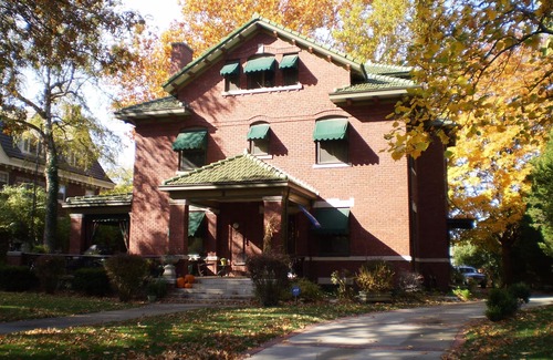 Central Hyde Park Apartamento | 2 BR Apt in Historic Mansion, Off-St Parking, Level 2 EV Chrgr, 1 mi to T-Mobile