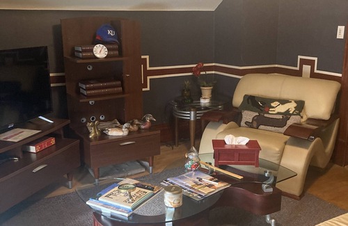 Central Hyde Park Apartamento | 2 BR Apt in Historic Mansion, Off-St Parking, Level 2 EV Chrgr, 1 mi to T-Mobile