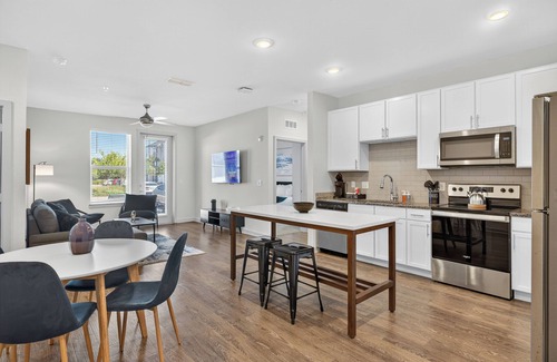 Arlington Apartamento | 2 BR Apt/King Bed/Pool/Gym/Clse 2 Beach/Mayo