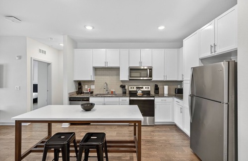 Arlington Apartamento | 2 BR Apt/King Bed/Pool/Gym/Clse 2 Beach/Mayo