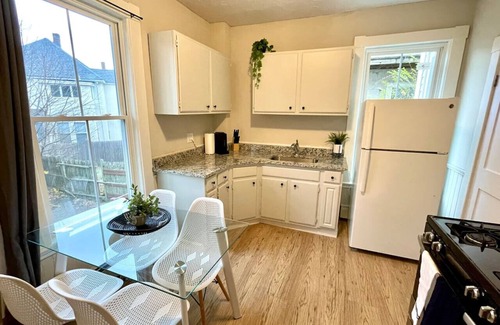 Beverly Apartamento | 2 BR City Sanctuary - 5 Mins to Historical Salem!