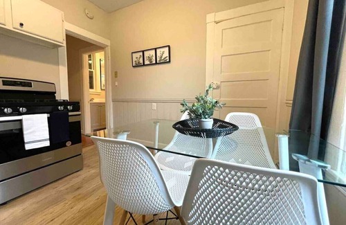 Beverly Apartamento | 2 BR City Sanctuary - 5 Mins to Historical Salem!