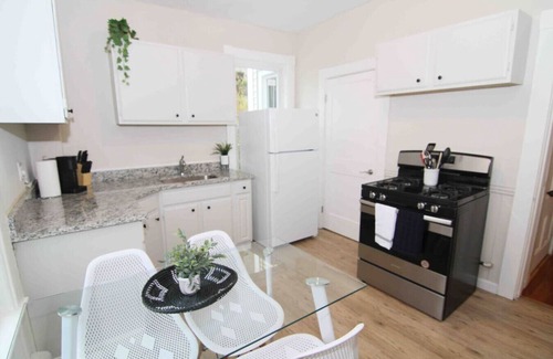 Beverly Apartamento | 2 BR City Sanctuary - 5 Mins to Historical Salem!