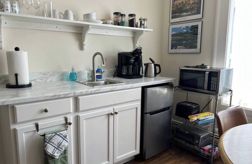 Buena Vista Apartamento | 2 BR Get-a-Way in BV steps to Main St