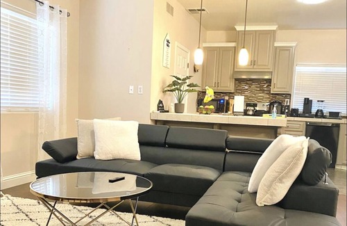 Greenacres Casa | 2 BR Guest House w/Private Parking in a Beautiful Almond grown Bakersfield City