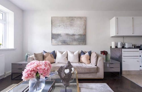 Leyton Apartamento | 2 BR, Modern Urban Sanctuary
