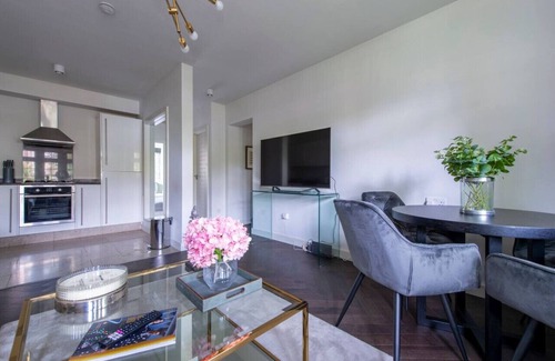 Leyton Apartamento | 2 BR, Modern Urban Sanctuary