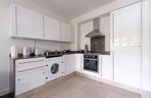 Leyton Apartamento | 2 BR, Modern Urban Sanctuary